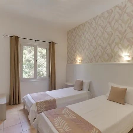 Des Etrangers * Bonifacio (Corsica)