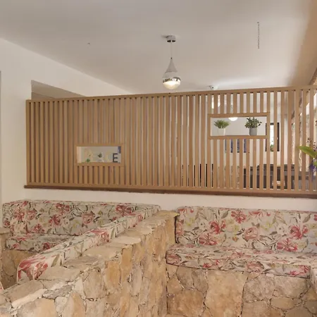 Des Etrangers * بونيفَسْيو