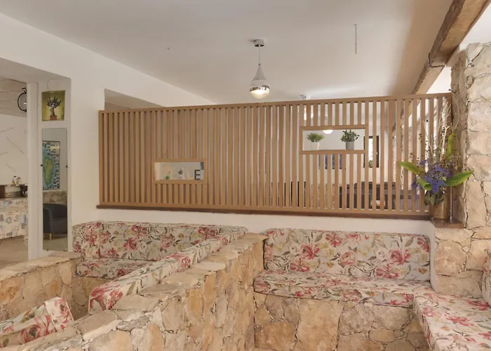 Des Etrangers * بونيفَسْيو